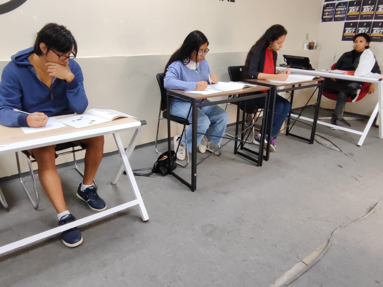 Personas rindiendo la prueba de CI